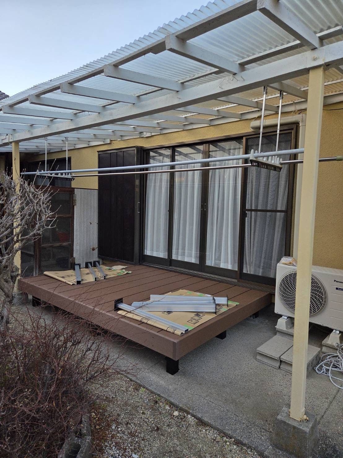 服部硝子店の【四日市】人工木デッキ設置　～手すり付で安心～の施工後の写真2