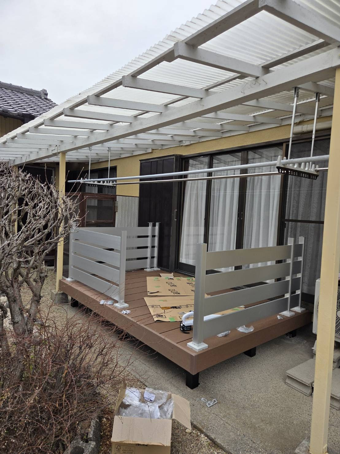 服部硝子店の【四日市】人工木デッキ設置　～手すり付で安心～の施工後の写真3