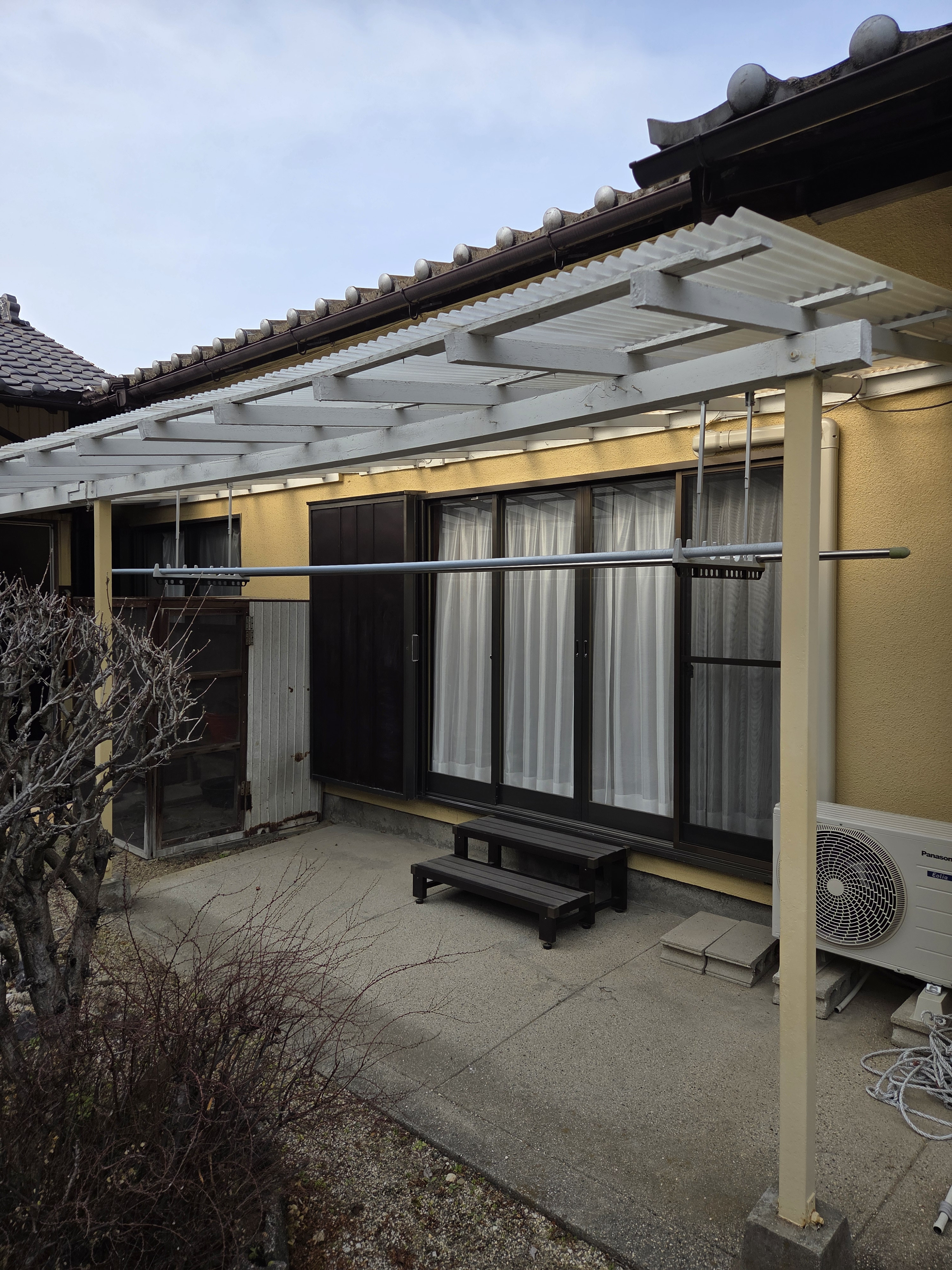 服部硝子店の【四日市】人工木デッキ設置　～手すり付で安心～の施工前の写真1