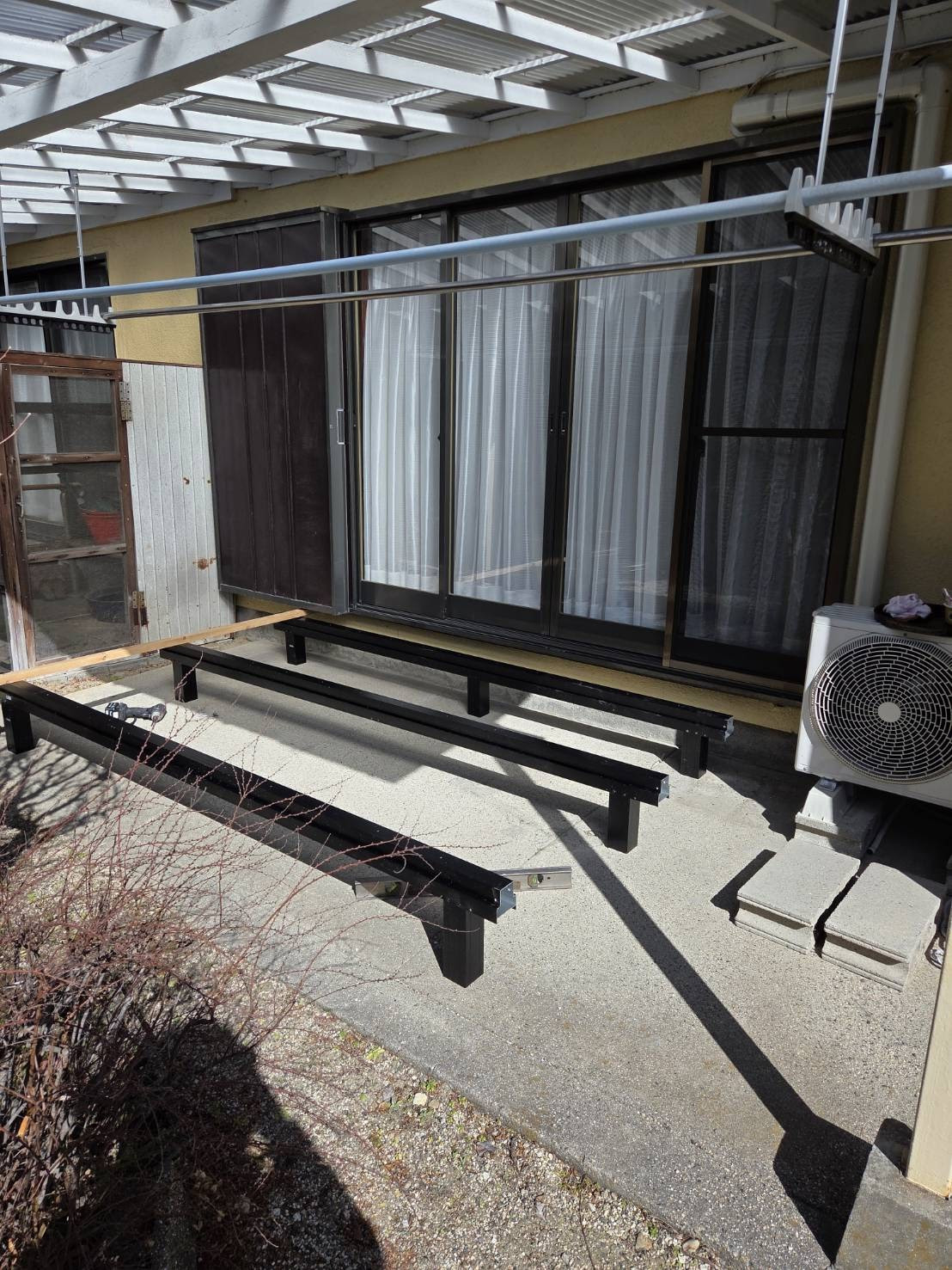 服部硝子店の【四日市】人工木デッキ設置　～手すり付で安心～の施工前の写真2