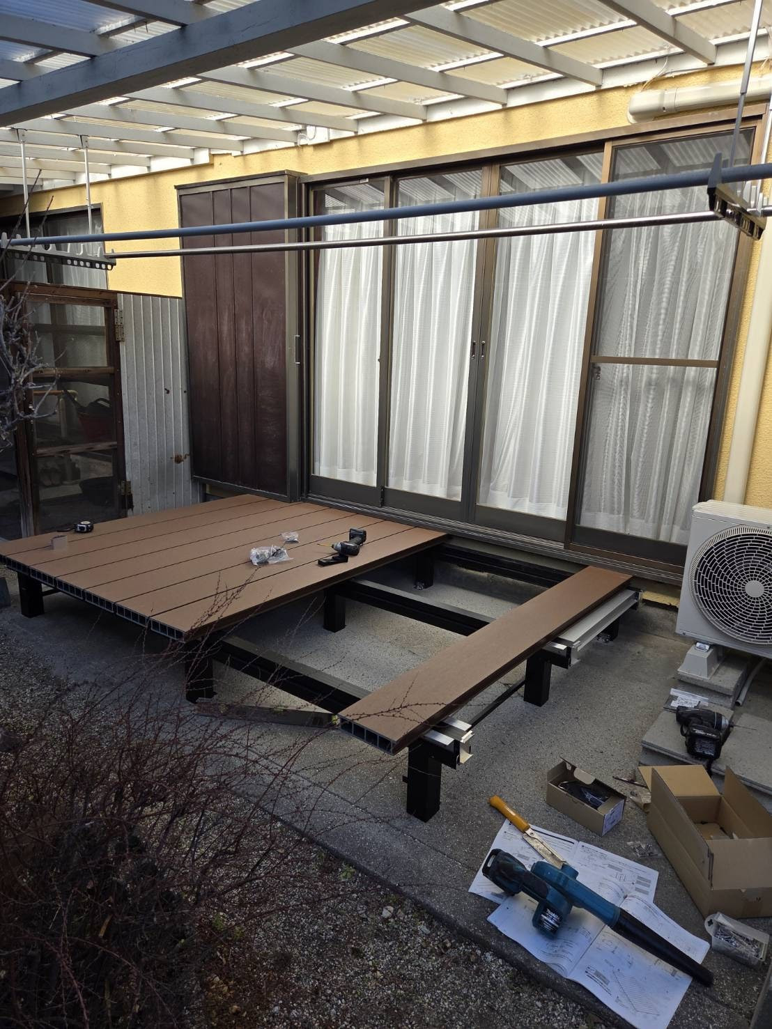 服部硝子店の【四日市】人工木デッキ設置　～手すり付で安心～の施工前の写真3