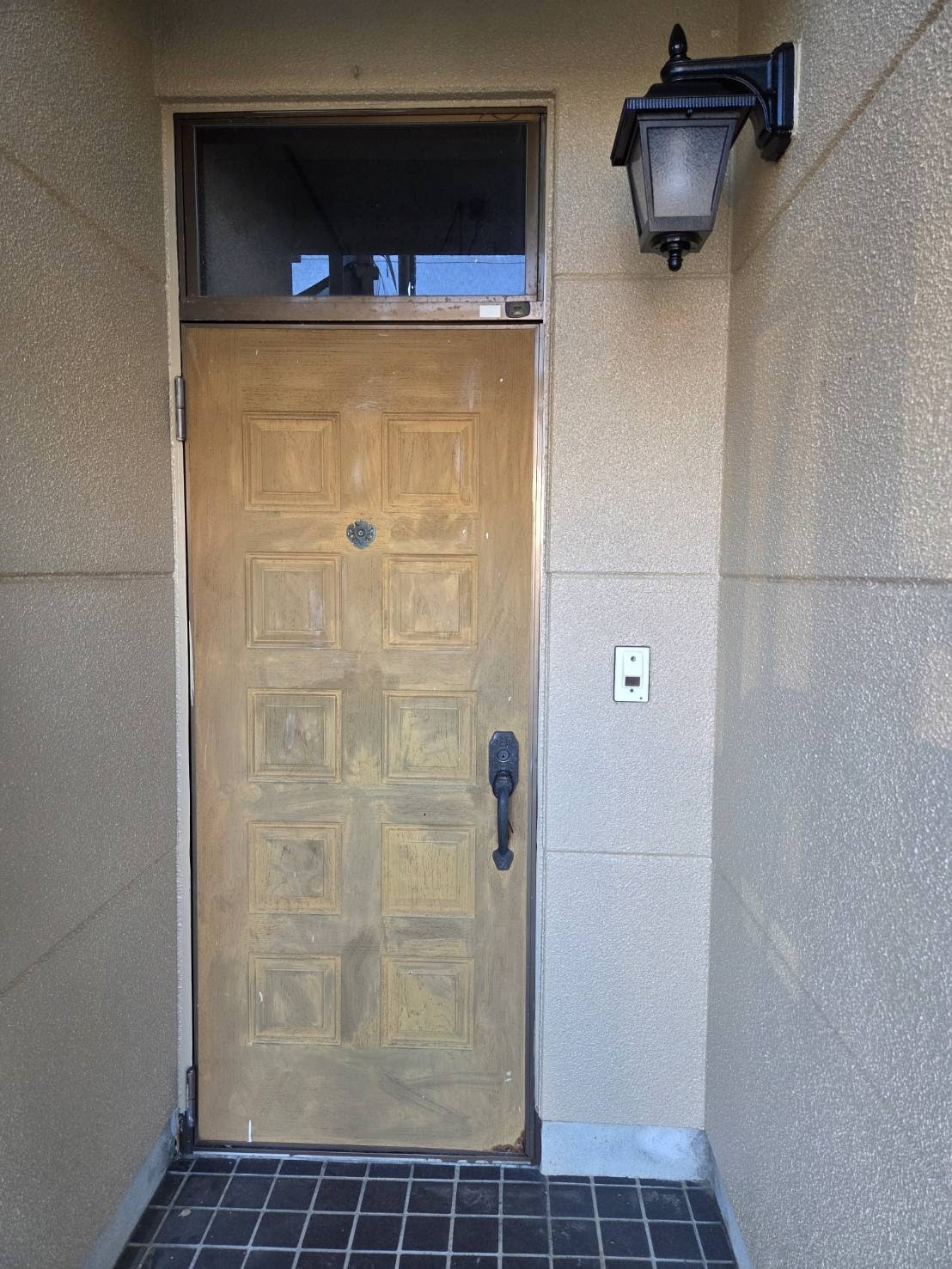 服部硝子店の【四日市】玄関ドア交換　～塗装か交換か検討～の施工前の写真1