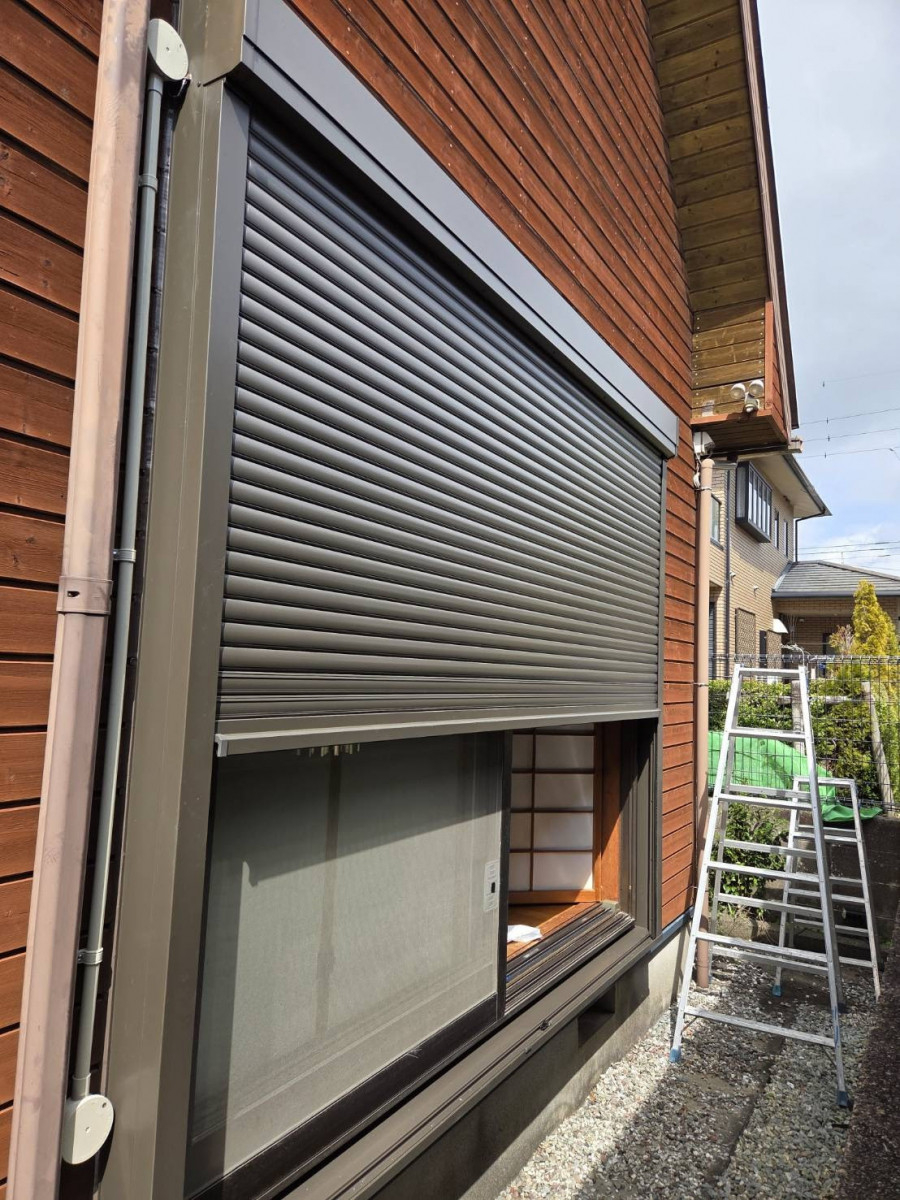 服部硝子店の【桑名市】手動シャッターを電動採風シャッターへ交換の施工後の写真1