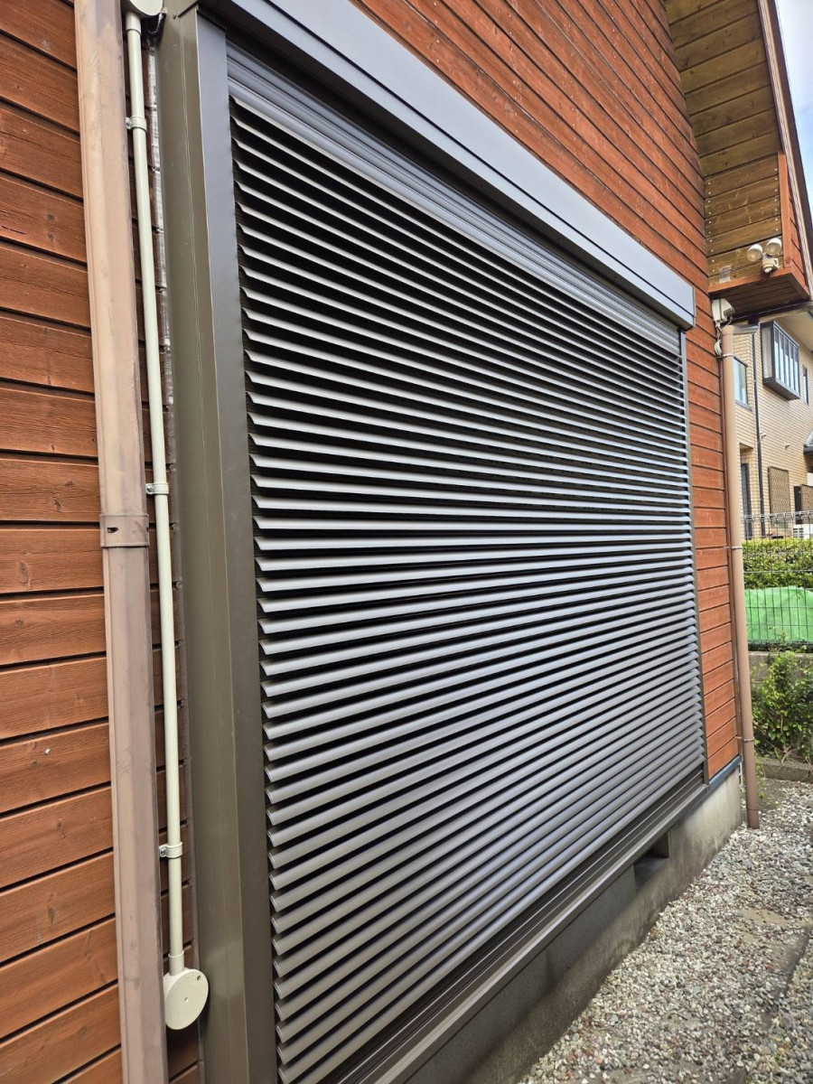 服部硝子店の【桑名市】手動シャッターを電動採風シャッターへ交換の施工後の写真2