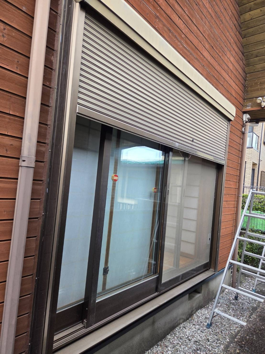 服部硝子店の【桑名市】手動シャッターを電動採風シャッターへ交換の施工前の写真1