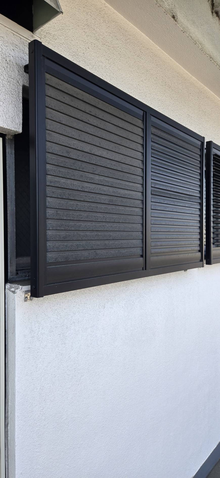 服部硝子店の【四日市市】空き巣対策！目隠しルーバー面格子を設置の施工後の写真1