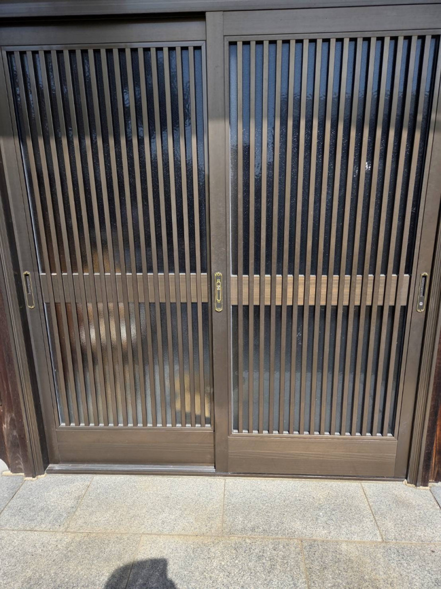 服部硝子店の【四日市市】玄関引き戸の鍵・戸車交換で快適復旧の施工後の写真1