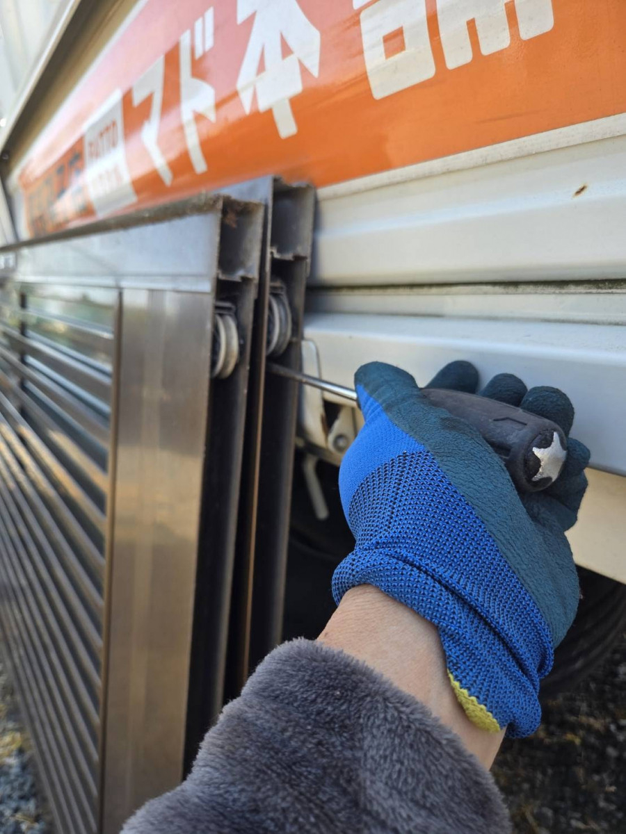 服部硝子店の【四日市市】玄関引き戸の鍵・戸車交換で快適復旧の施工後の写真3