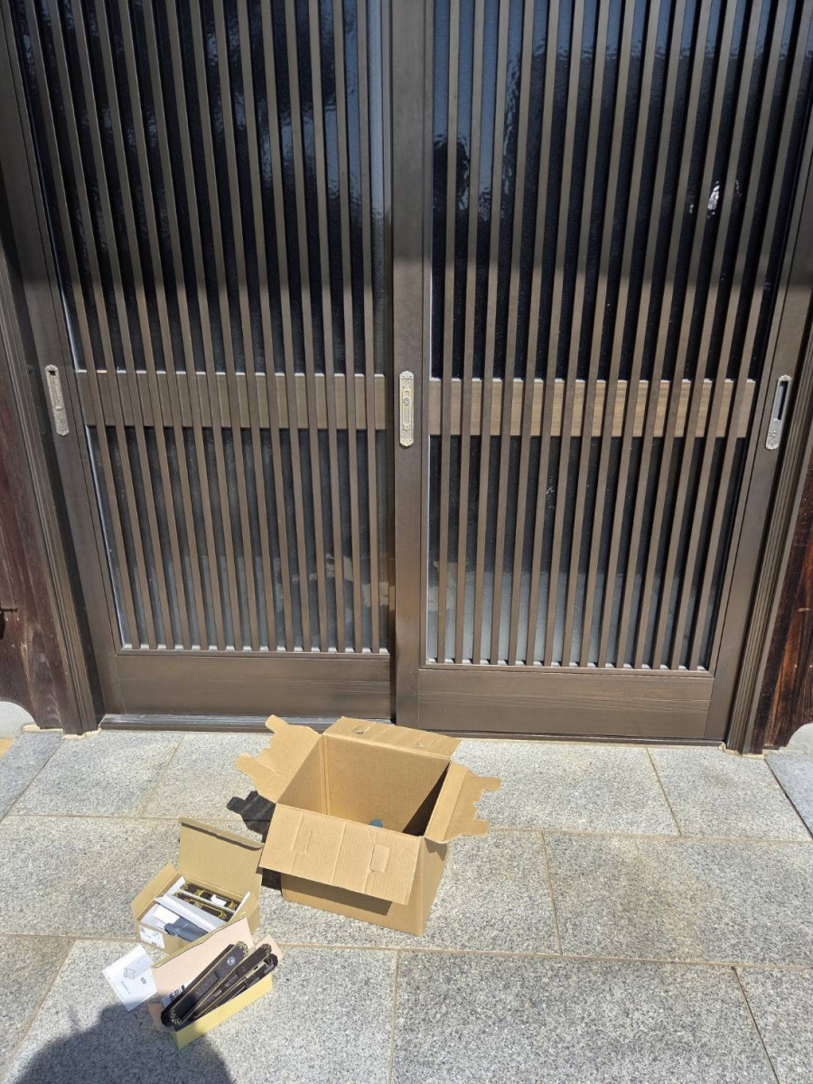 服部硝子店の【四日市市】玄関引き戸の鍵・戸車交換で快適復旧の施工前の写真1