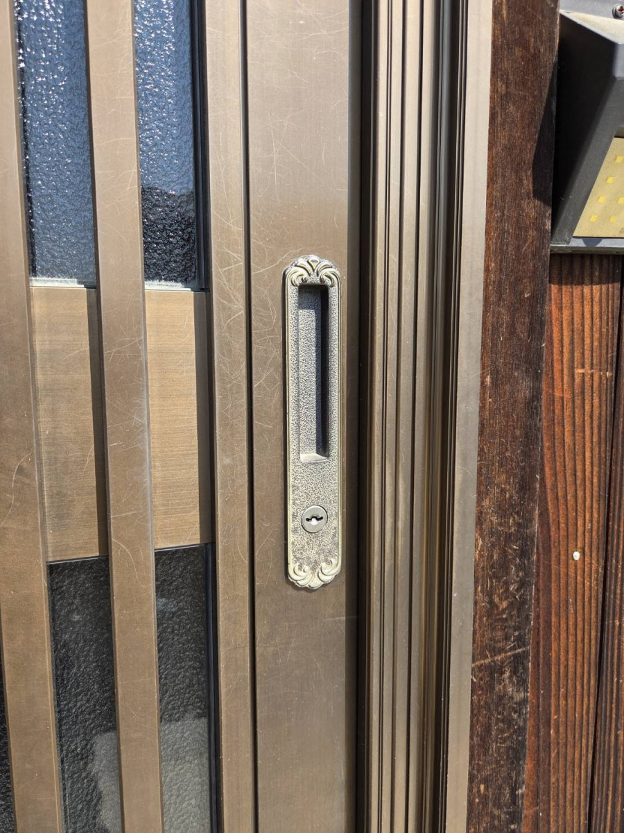 服部硝子店の【四日市市】玄関引き戸の鍵・戸車交換で快適復旧の施工前の写真2
