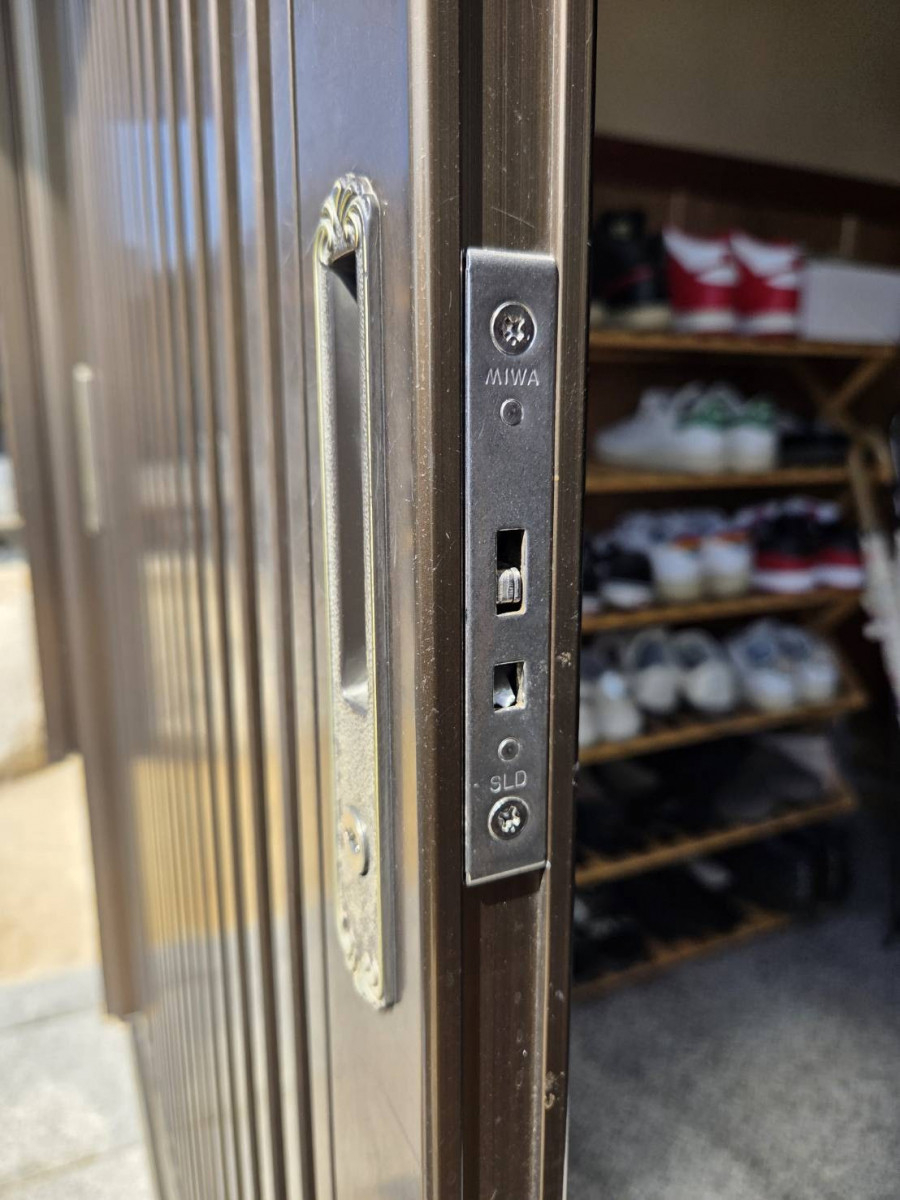服部硝子店の【四日市市】玄関引き戸の鍵・戸車交換で快適復旧の施工前の写真3
