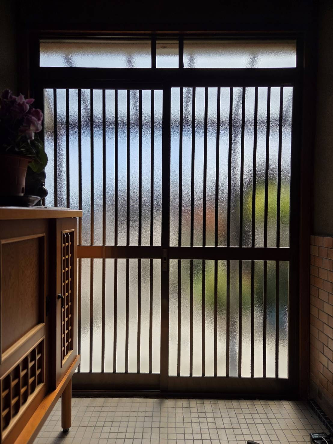 服部硝子店の【桑名市】玄関引戸交換リフォーム　～鍵不良と戸車不調を解消～の施工後の写真2