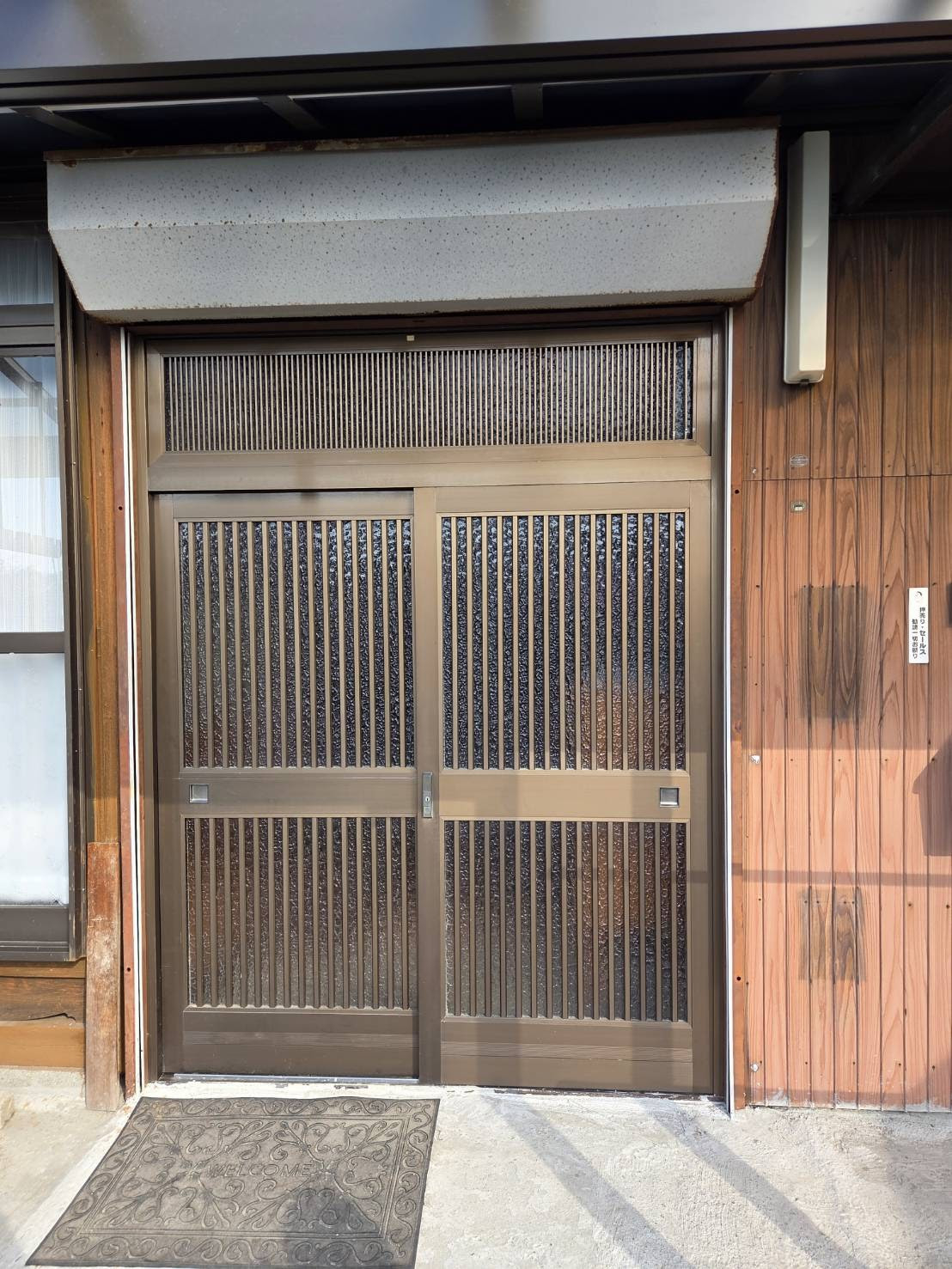 服部硝子店の【桑名市】玄関引戸交換リフォーム　～鍵不良と戸車不調を解消～の施工前の写真1
