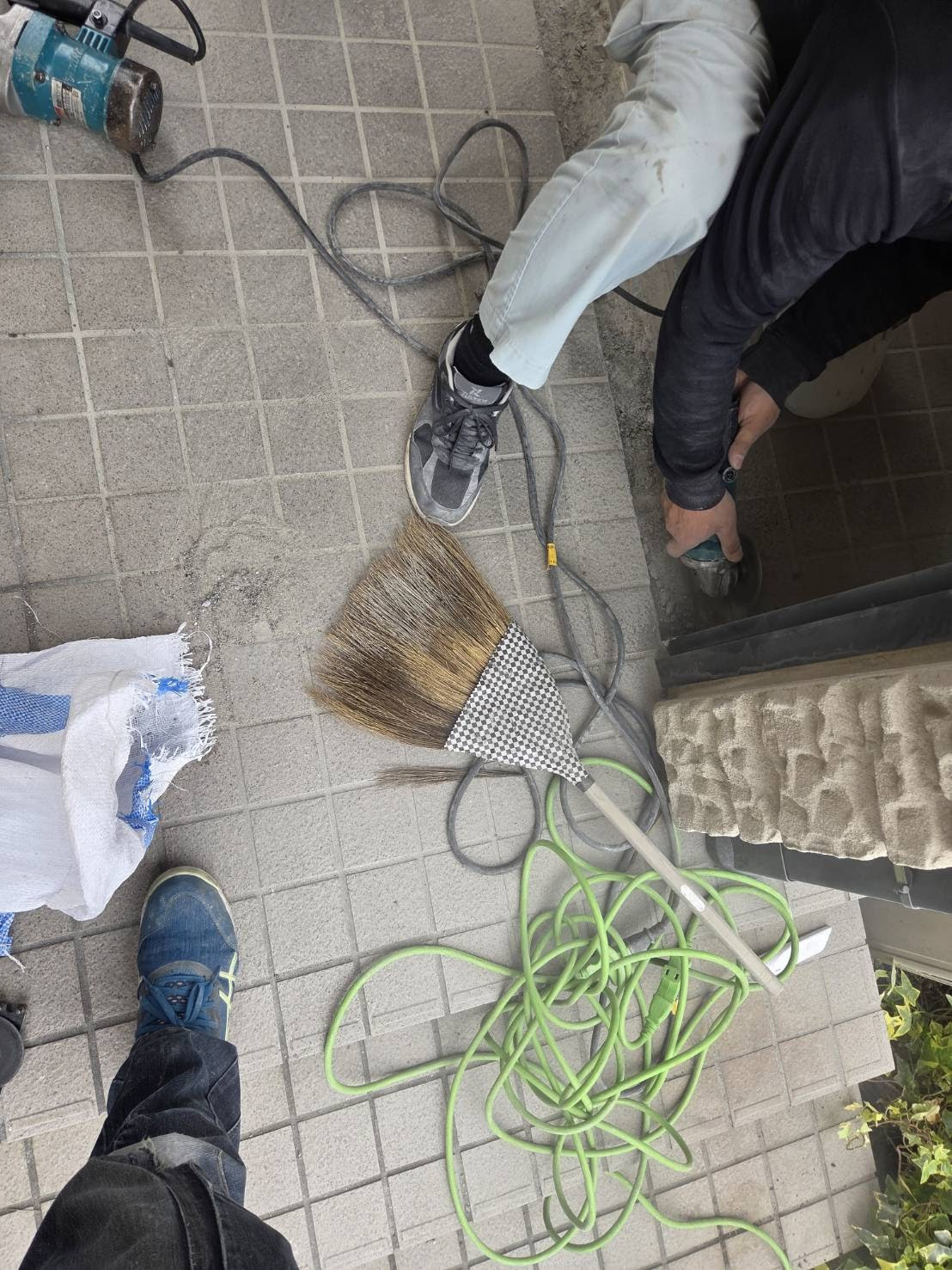 服部硝子店の【四日市】玄関リフォーム事例　～玄関引戸の動きが重い…を解決～の施工前の写真3