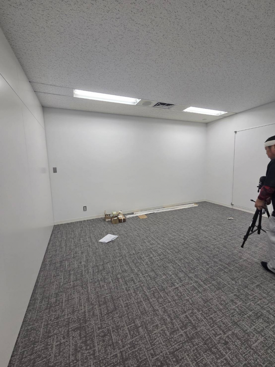 服部硝子店の【名古屋市】会議室に大型ホワイトボード（マグネット対応）設置工事の施工前の写真1