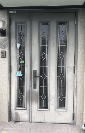 維新硝子の経年劣化した玄関ドアの交換🚪の施工前の写真1