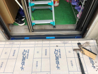 維新硝子の経年劣化した玄関ドアの交換🚪の施工前の写真2