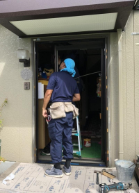 維新硝子の経年劣化した玄関ドアの交換🚪の施工前の写真3