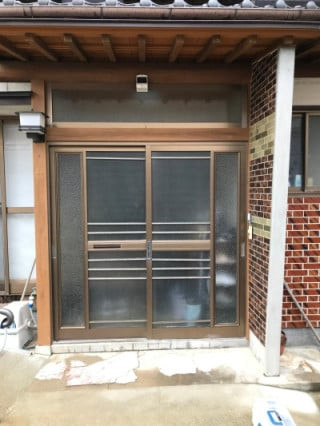 維新硝子の🏠玄関のリフォームの施工前の写真1