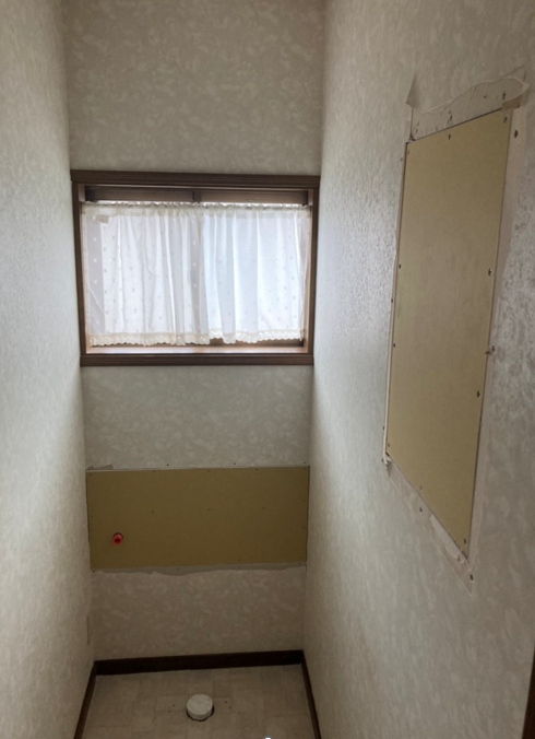 維新硝子のトイレリフォームの施工前の写真2