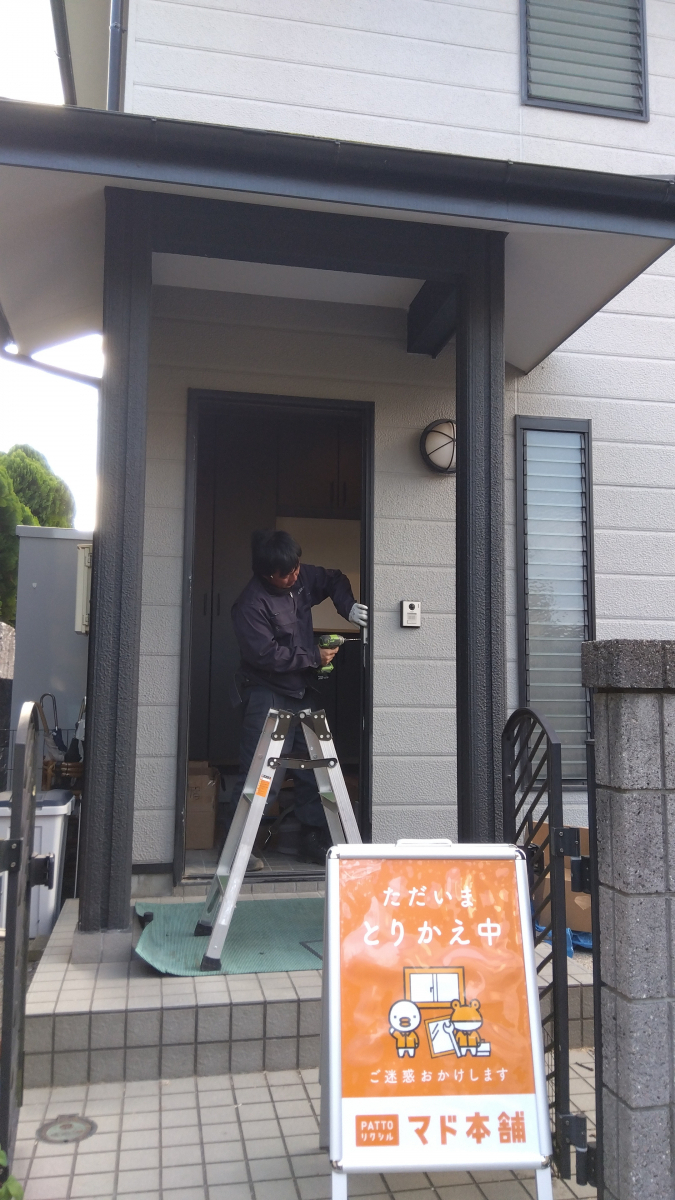 維新硝子の玄関ドア　リフォームの施工後の写真1