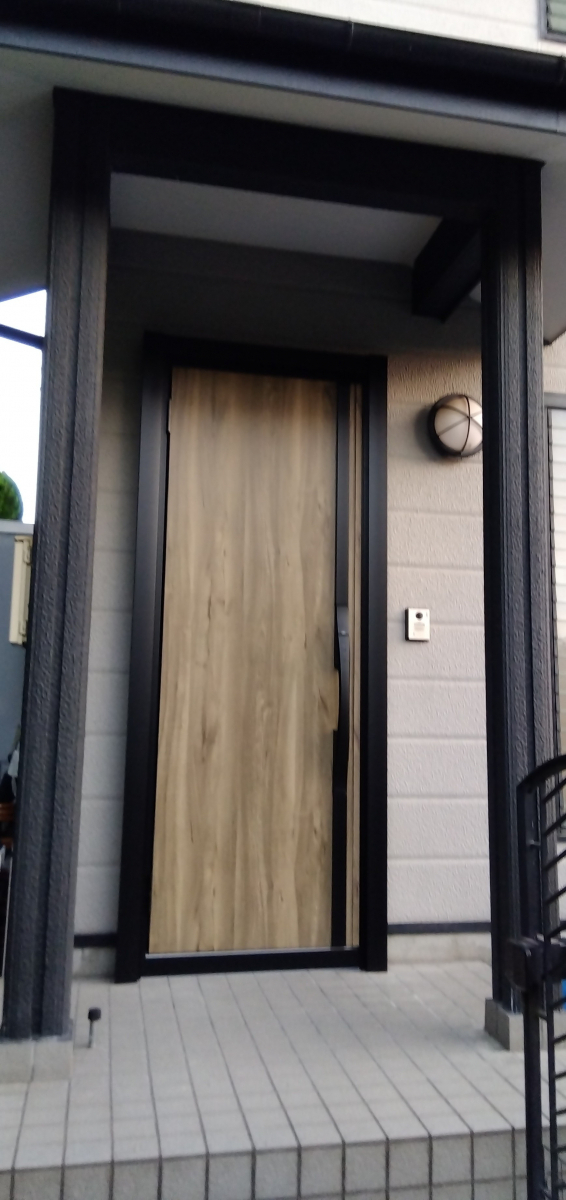 維新硝子の玄関ドア　リフォームの施工後の写真3