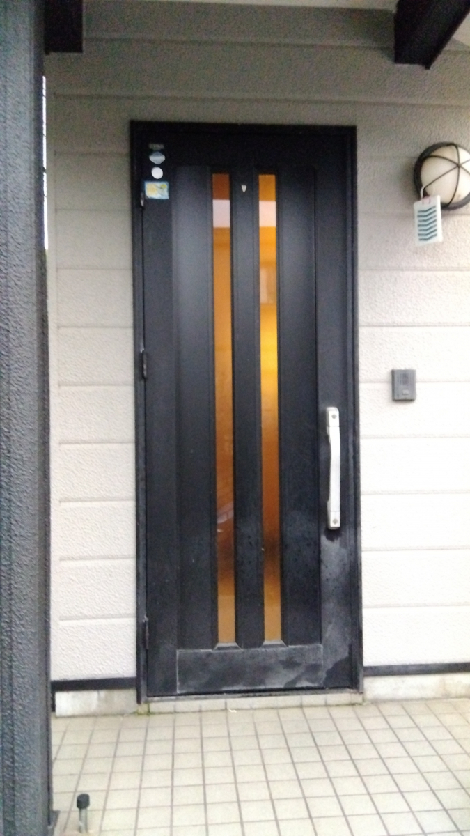 維新硝子の玄関ドア　リフォームの施工前の写真1