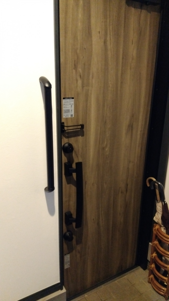 維新硝子の玄関に手すりを取り付けましたの施工後の写真1