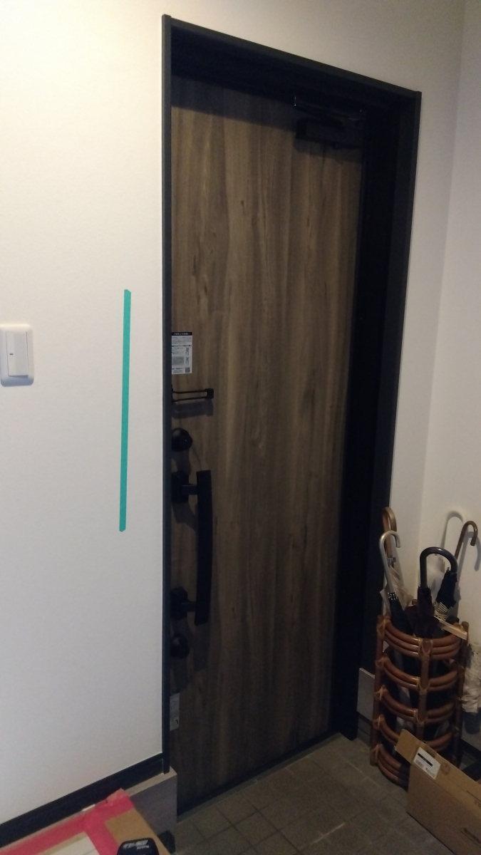 維新硝子の玄関に手すりを取り付けましたの施工前の写真1