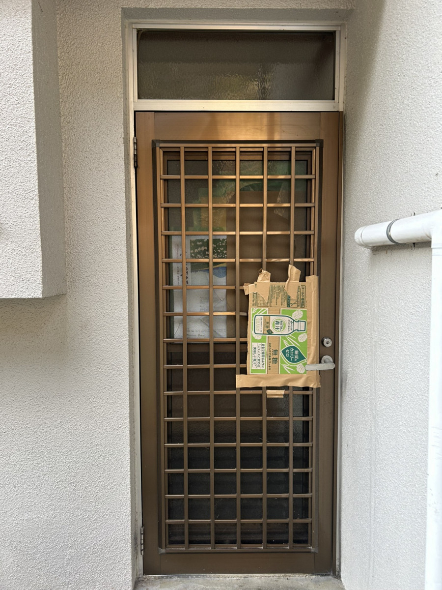 維新硝子の壊れた勝手口ドアを新しく！の施工前の写真1