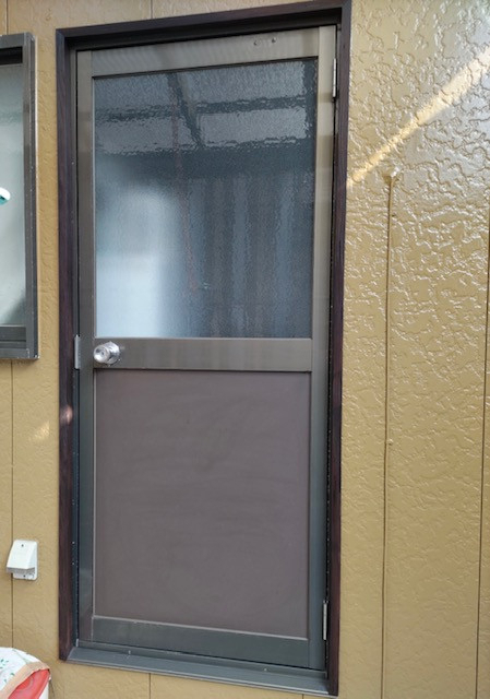 維新トーヨー住器の勝手口ドア🚪リフォームの施工前の写真1