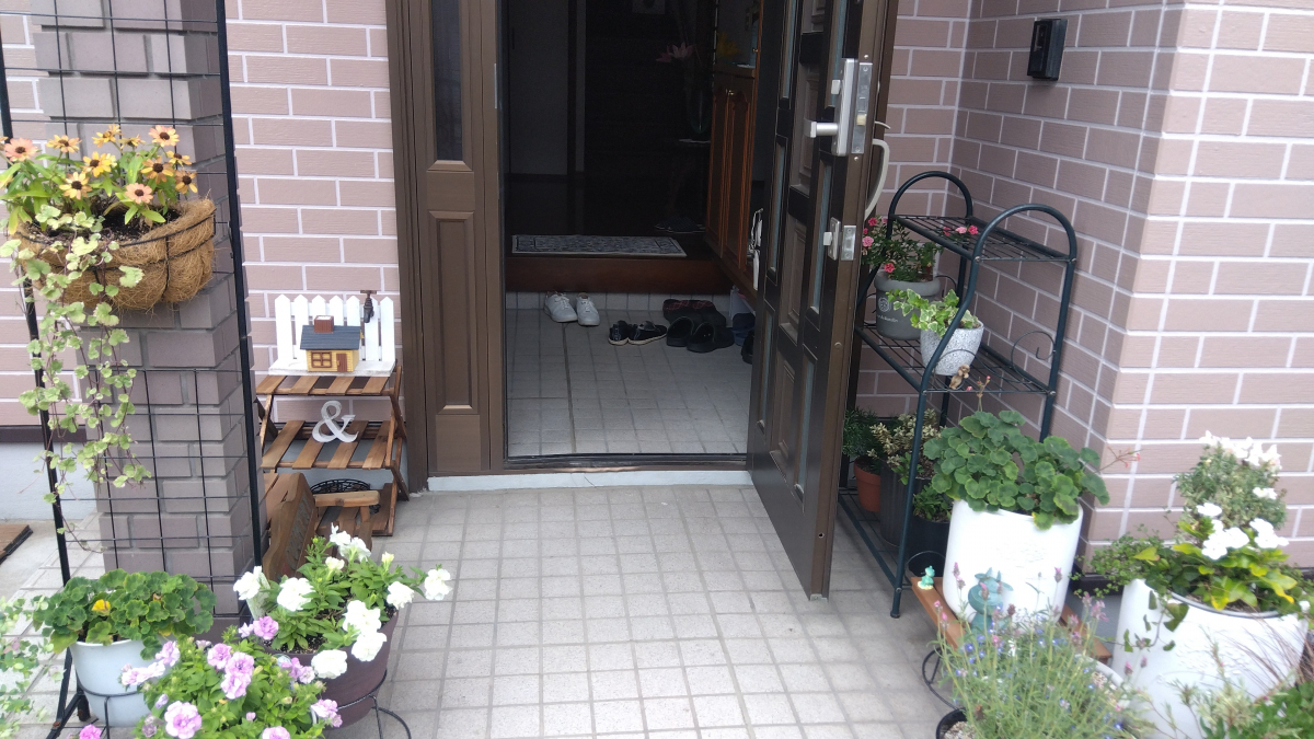 維新トーヨー住器の”家の顔” 玄関リフォームの施工前の写真2