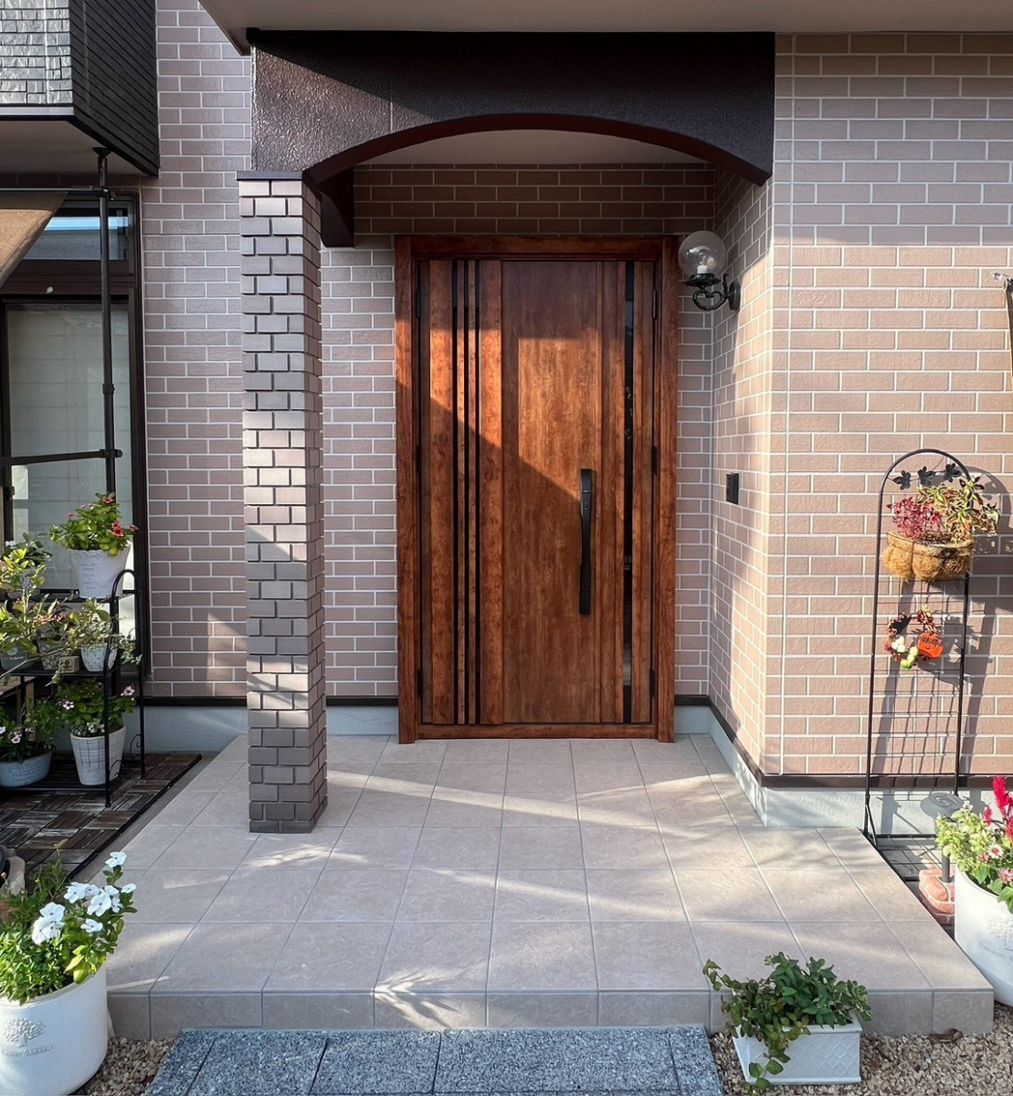 維新トーヨー住器の”家の顔” 玄関リフォームのお客さまの声の写真1