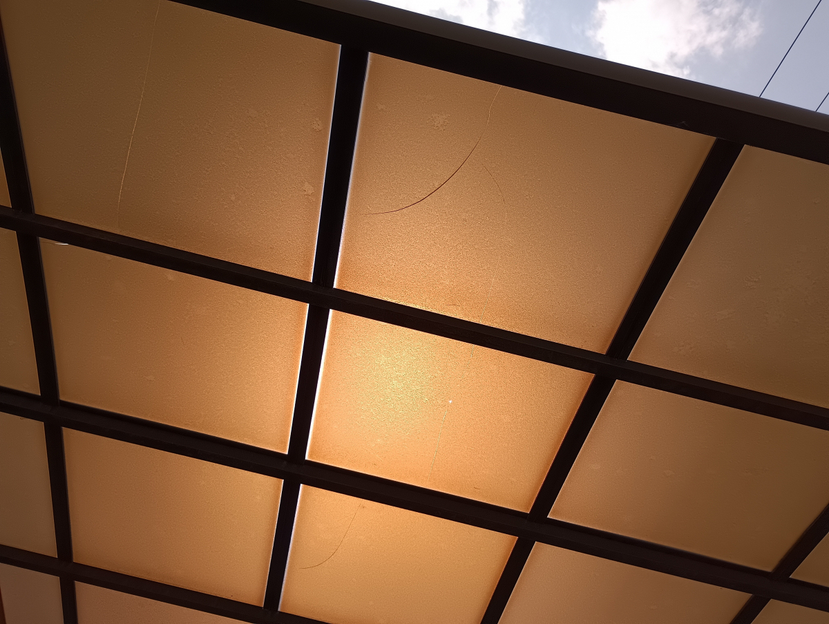 維新トーヨー住器のカーポートの屋根材交換の施工前の写真1