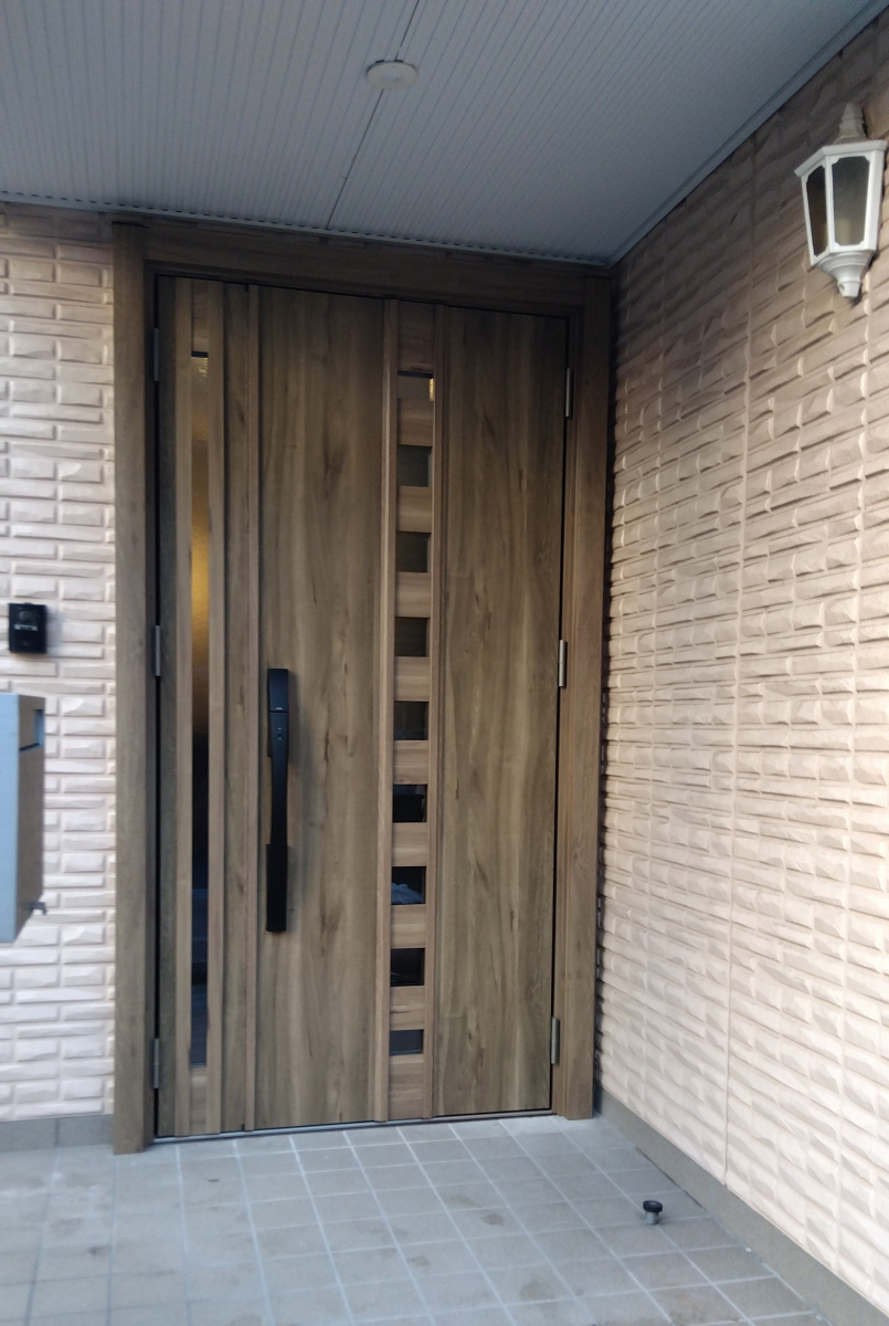 維新トーヨー住器の玄関ドア　リフォームの施工後の写真1