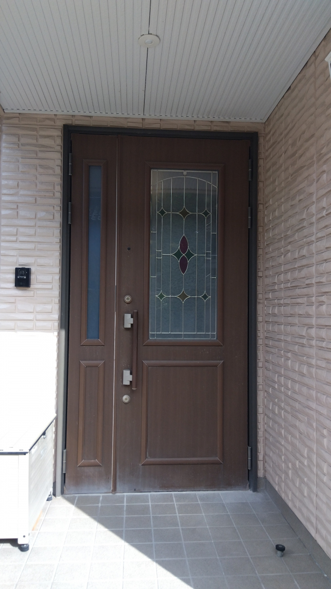 維新トーヨー住器の玄関ドア　リフォームの施工前の写真1