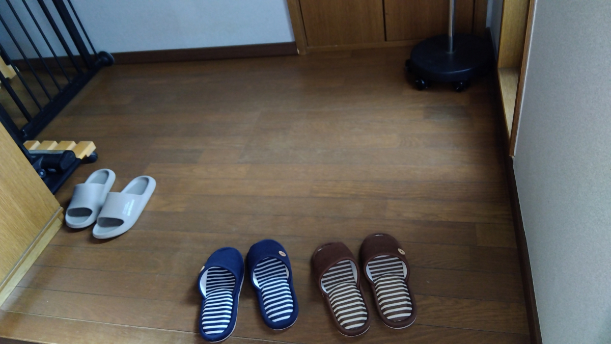 維新トーヨー住器の”張るだけカンタン”　リフォーム用床材の施工前の写真1