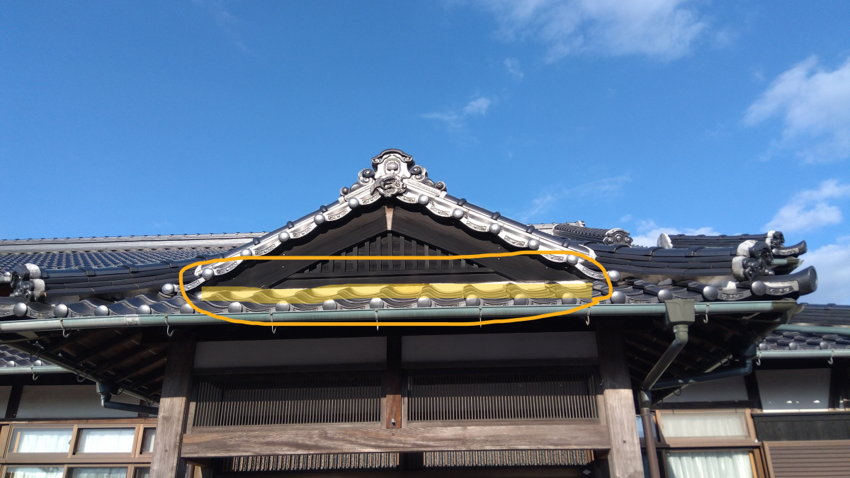 維新トーヨー住器の屋根の漆喰補修の施工前の写真1