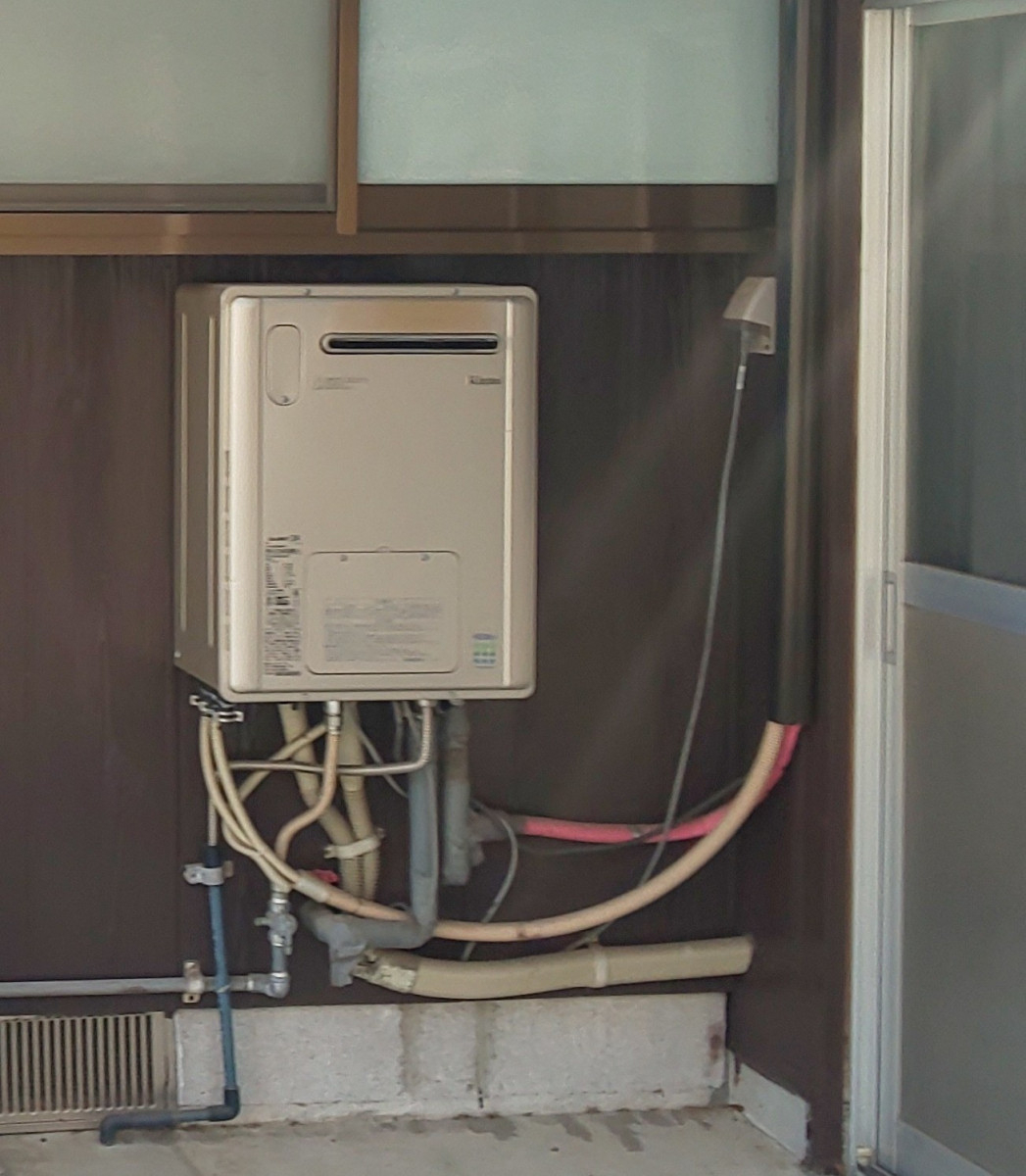 維新トーヨー住器のガス給湯器からエコキュートへの施工前の写真1