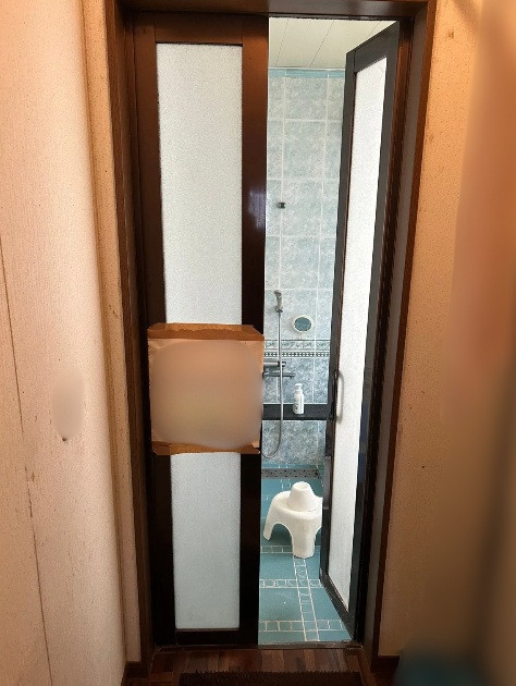 維新トーヨー住器の【浴室ドア交換】開き戸から中折れドアへ交換しました！の施工前の写真1