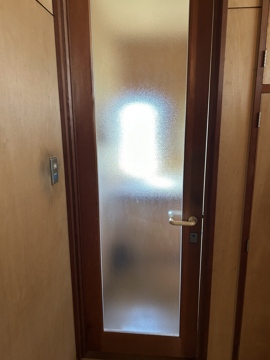 維新トーヨー住器の【室内ドアガラス交換】迅速・丁寧なガラス復旧施工の施工後の写真1