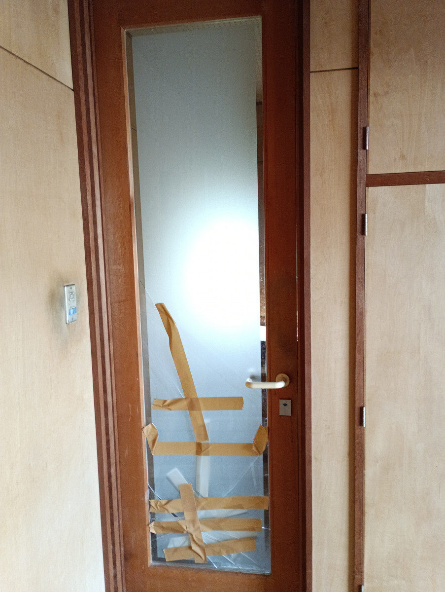 維新トーヨー住器の【室内ドアガラス交換】迅速・丁寧なガラス復旧施工の施工前の写真1