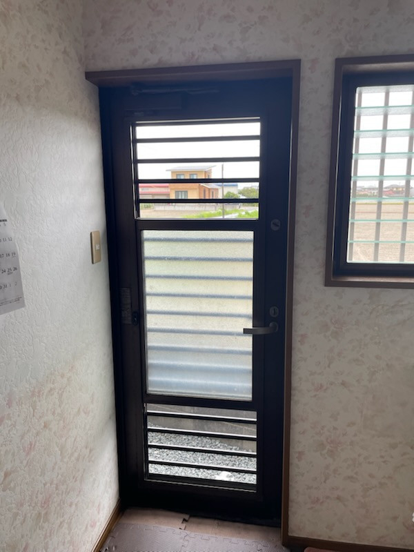 マド・デ・リフォームの冬の寒さ対策その⑤　勝手口の施工前の写真1