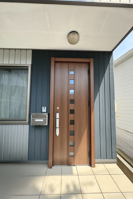 マド・デ・リフォームの【2025年人気NO.1施工例】補助金を使って玄関ドアを取換の施工後の写真1