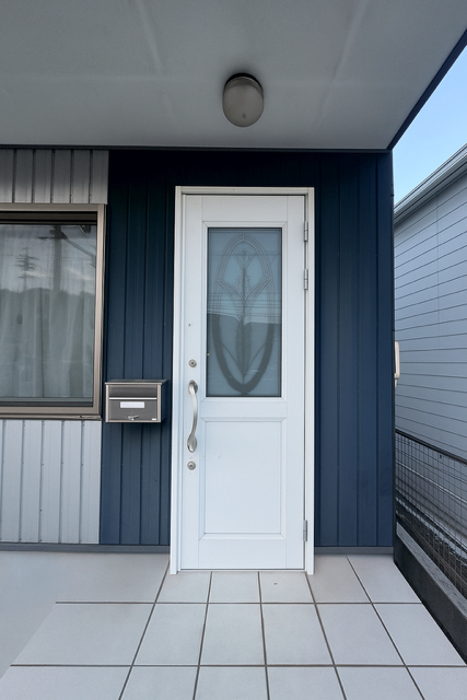 マド・デ・リフォームの【2025年人気NO.1施工例】補助金を使って玄関ドアを取換の施工前の写真1