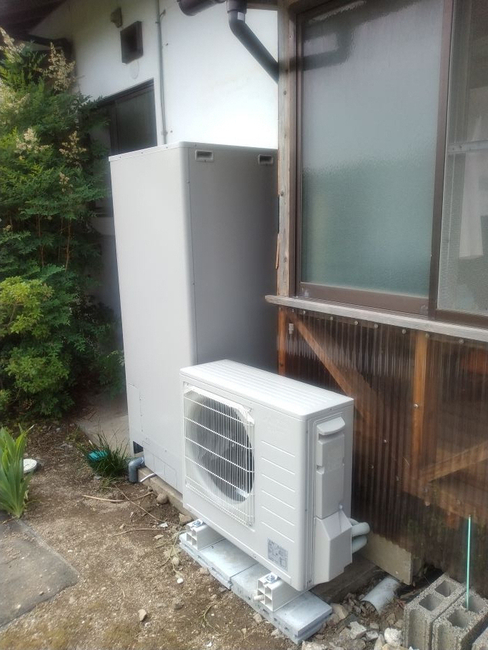 きゅうだいの【鳥取市】窓リフォームと一緒にエコキュートの取り換えをさせて頂きましたの施工後の写真1