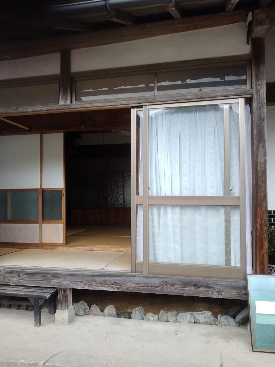 きゅうだいの鳥取市内のお宅で縁側の窓交換の施工前の写真1