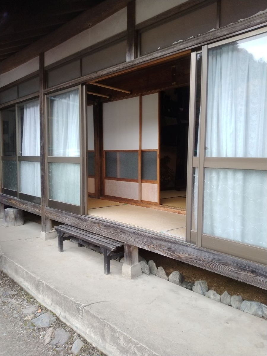 きゅうだいの鳥取市内のお宅で縁側の窓交換の施工前の写真2