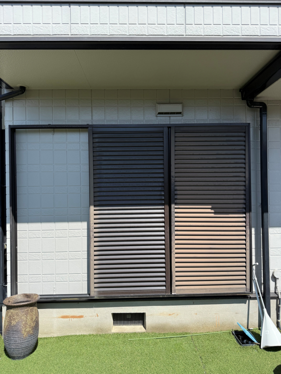 イワサキの古くなって重たい雨戸をアルミ製雨戸に交換！の施工前の写真1