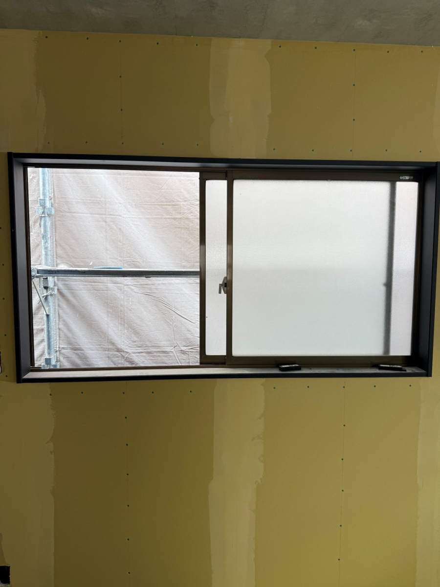 イワサキの防犯とデザイン両方を兼ね備えた窓へ交換工事！の施工前の写真1